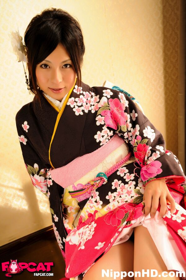599px x 900px - Gorgeous Japanese Geisha Poses In Her New Kimono - FAPCAT