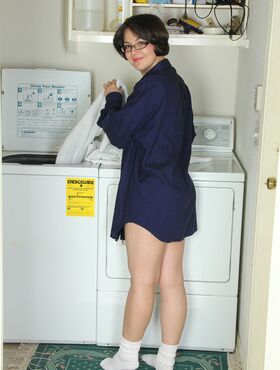 33 year old Calita Jones slips off her clothes to spread doing laundry
