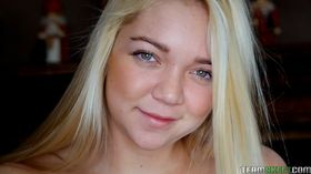 Babe with green eyes Jessie Andrews gives a blowjob and gets sperm