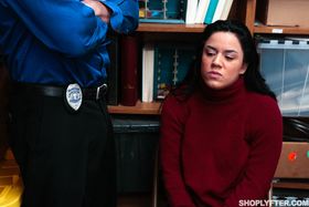 Monica Sage - Shoplyfter