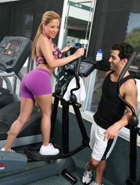 Sporty August Smith exhibits irresistible bubble butt & round tits at the gym