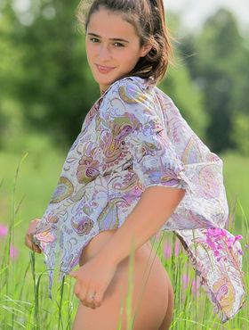 Comely sweetheart Vinona loves to show her natural body while walking in field