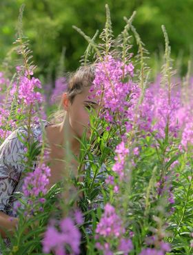 Comely sweetheart Vinona loves to show her natural body while walking in field