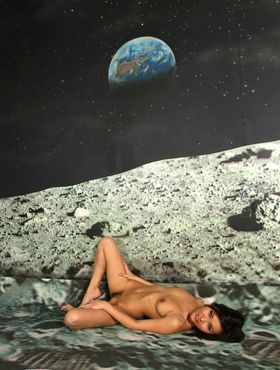 Naked babe Agnes is ready to go into space and show remarkable body
