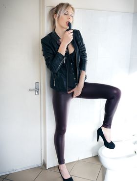 Blonde teen Kate Fresh pull down skintight pants to masturbate on toilet