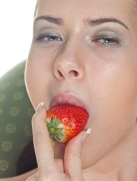 Alluring beauty Margo G sucks a strawberry & inserts it into her smooth pussy