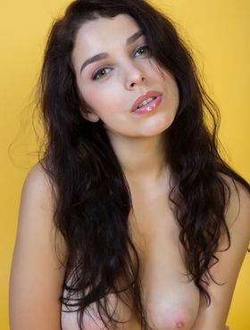 Beautiful teen model Evita Lima strikes great solo poses in the nude
