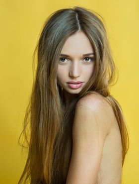 Thin teen Steffi shows off her flexibility while modelling totally naked