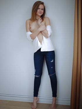 Teen model Elizabeth L takes off a white shirt and ripped jeans to pose naked
