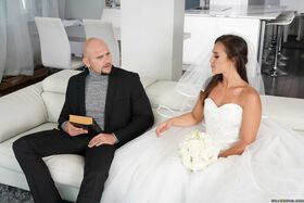 Bootylicious bride Kelsi Monroe screws a handsome officiant on her wedding day