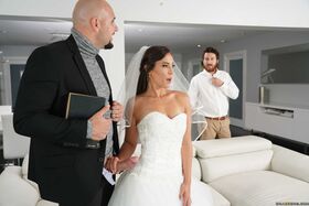 Bootylicious bride Kelsi Monroe screws a handsome officiant on her wedding day