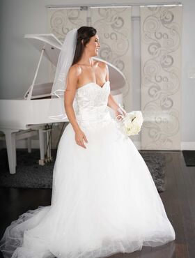 Beautiful bride Kelsi Monroe doffs her wedding dress to show her slender body