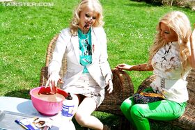 Kinky fashionistas make some slimy foodplay action outdoor