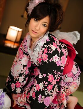 Sweet Japanese geisha looks beautiful for the camera