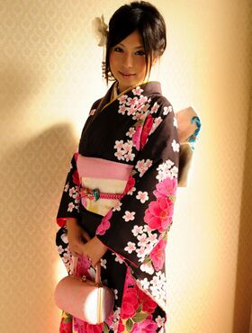Gorgeous Japanese geisha poses in her new kimono