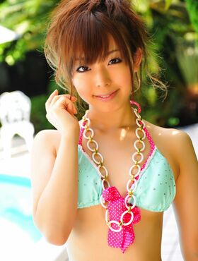 Japanese babe looks super cute in her bikini