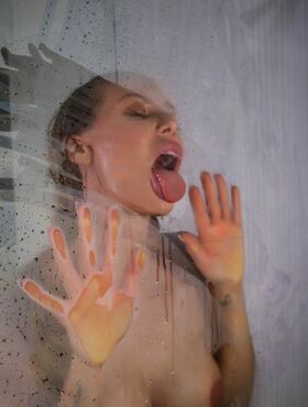 Nicole Aniston takes a hot shower