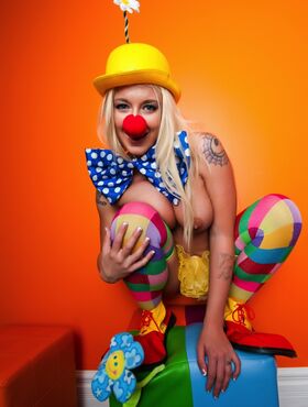 Leya the clown