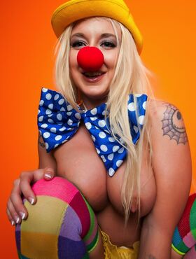 Leya the clown