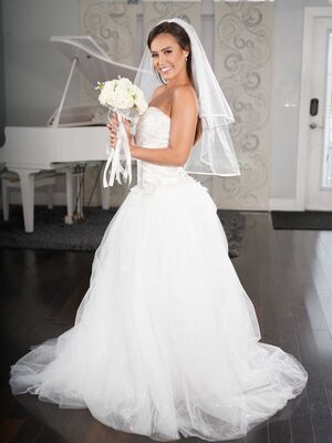 Brazzers - Beautiful bride Kelsi Monroe doffs her wedding dress to show her slender body