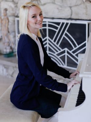 Exxxtra Small - Innocent blonde Sammie Daniels is playing piano during undressing